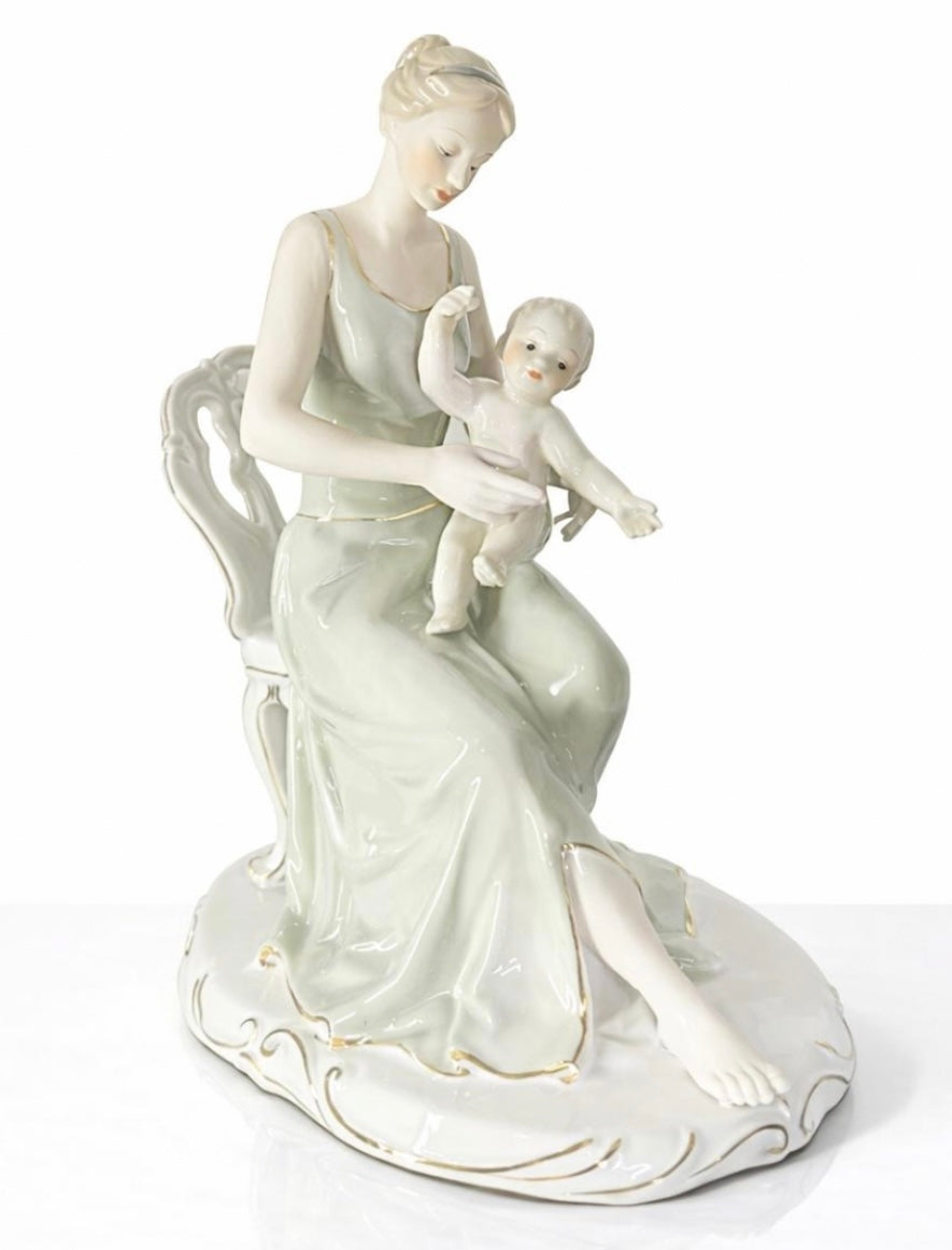 Dama Cargando A Bebe Porcelana